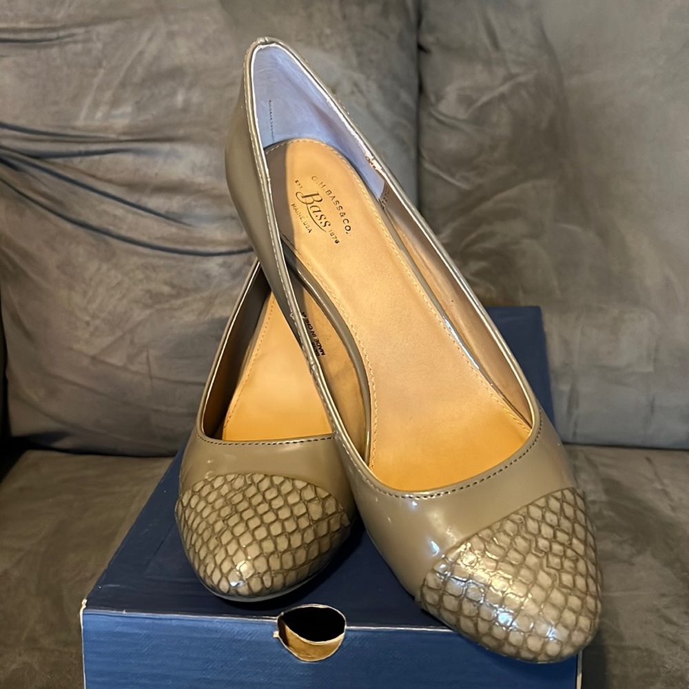 G.H. BASS & CO PACEY Snake patent Leather Pumps 8M EUC